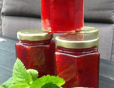 Erdbeermarmelade mit Ingwer und Minze Erdbeermarmelade mit Ingwer und Minze