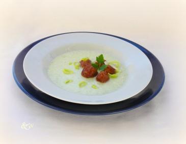 Lauch-Rahmsuppe mit würzigen Knödel Lauch-Rahmsuppe mit würzigen Knödel