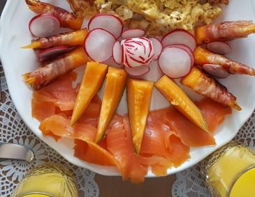 Melonen im Speckmantel, Lachs und Radieschen Melonen im Speckmantel, Lachs und Radieschen