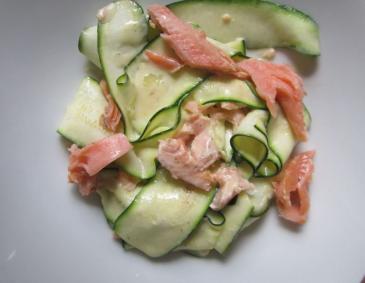 Zucchininudeln mit geräuchertem Bachsaibling Zucchininudeln mit geräuchertem Bachsaibling