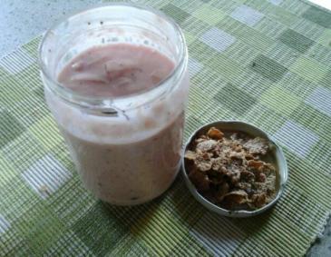 Erdbeer-Fruchjoghurt mit Crunch Erdbeer-Fruchjoghurt mit Crunch