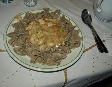 Putenfleisch mit Mango auf Mohnbandnudeln Putenfleisch mit Mango auf Mohnbandnudeln