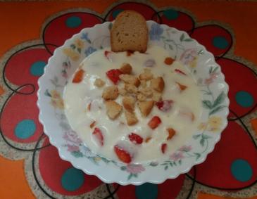Kalte Buttermilchsuppe mit Obst Kalte Buttermilchsuppe mit Obst