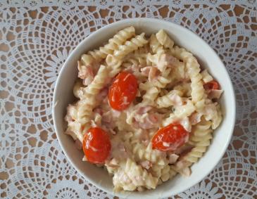 Rahmnudeln mit Speck, Tomaten und Käse Rahmnudeln mit Speck, Tomaten und Käse