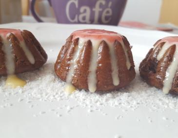 Nutella-Minigugl mit Erdbeersauce und Eierlikör Nutella-Minigugl mit Erdbeersauce und Eierlikör