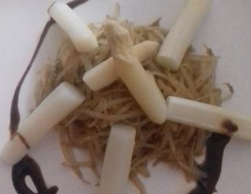 Spargel auf pikanten Sojasprossen Spargel auf pikanten Sojasprossen