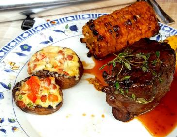 Hirschfilet mit gefüllten Champignons und Maiskolben Hirschfilet mit gefüllten Champignons und Maiskolben