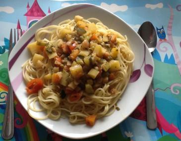 Gemüsepfanne auf Spaghetti Gemüsepfanne auf Spaghetti
