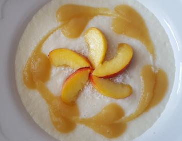 Frühstücks-Bowl mit Nektarinenmus Frühstücks-Bowl mit Nektarinenmus