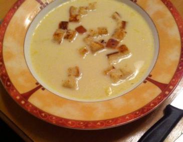 Kartoffelcremesuppe mit Croutons und Speck Kartoffelcremesuppe mit Croutons und Speck