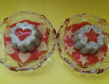 Mohn-Marzipan-Pudding mit Erdbeermus Mohn-Marzipan-Pudding mit Erdbeermus