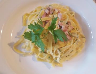Bandnudeln mit Speck in Petersiliensauce Bandnudeln mit Speck in Petersiliensauce