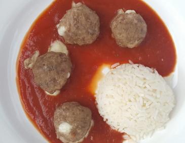 Faschierte Bällchen mit Mozzarellafülle in Tomatensauce Faschierte Bällchen mit Mozzarellafülle in Tomatensauce