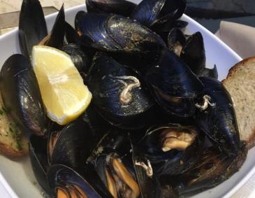 Miesmuscheln mit geröstetem Knoblauchbrot Miesmuscheln mit geröstetem Knoblauchbrot