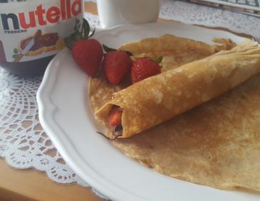 Dinkelpalatschinken mit Nutella und Erdbeeren Dinkelpalatschinken mit Nutella und Erdbeeren