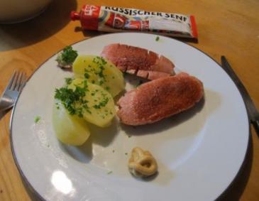 Knacker mit Petersilkartoffeln Knacker mit Petersilkartoffeln