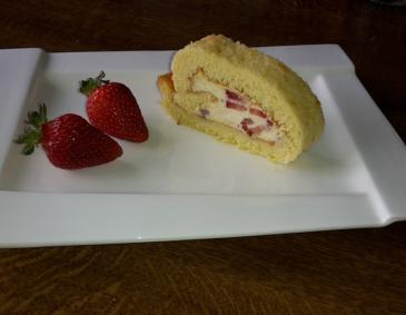 Erdbeer-Vanille-Roulade Erdbeer-Vanille-Roulade