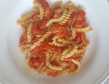 Dinkelnudeln mit Tomaten-Knoblauchsauce Dinkelnudeln mit Tomaten-Knoblauchsauce