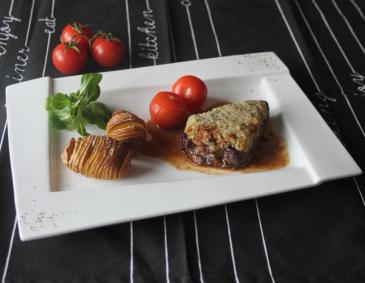Steak in der Kräuterkruste mit Fächerkartoffeln Steak in der Kräuterkruste mit Fächerkartoffeln