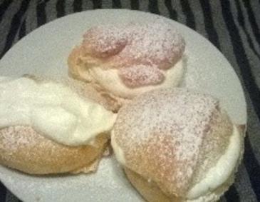 Maritozzi con la panna Maritozzi con la panna
