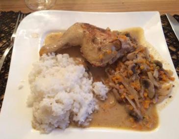 Hühnerkeulen in Weißweinsoße mit Karotten und Champignons Hühnerkeulen in Weißweinsoße mit Karotten und Champignons
