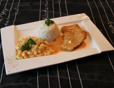 Putenschnitzel in Liptauersoße Putenschnitzel in Liptauersoße