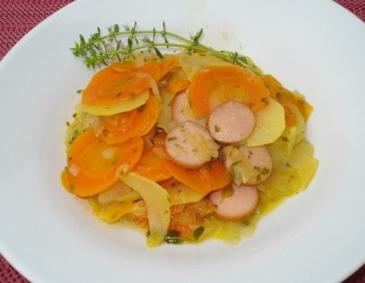 Karotten-Erdäpfel-Eintopf mit Würstel Karotten-Erdäpfel-Eintopf mit Würstel