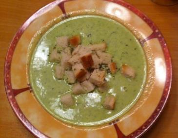 Zucchinicremesuppe mit Brotwürfeln Zucchinicremesuppe mit Brotwürfeln