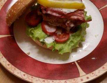 Hendlburger mit Knoblauchmayonnaise Hendlburger mit Knoblauchmayonnaise