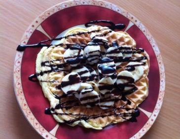 Waffeln mit Bananen und Schokosoße Waffeln mit Bananen und Schokosoße