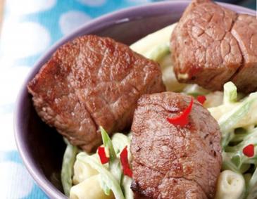 Rindsfilet mit Nudelsalat Rindsfilet mit Nudelsalat