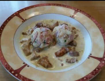 Tiroler Speckknödel mit Schwammerlsoße Tiroler Speckknödel mit Schwammerlsoße