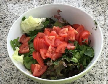 Sommersalat mit Paradeiser Sommersalat mit Paradeiser
