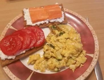 Eierspeis mit Zucchini und Knäckebrot Eierspeis mit Zucchini und Knäckebrot