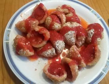 Erdbeerknödel mit Erdbeer-Marillen-Soße Erdbeerknödel mit Erdbeer-Marillen-Soße