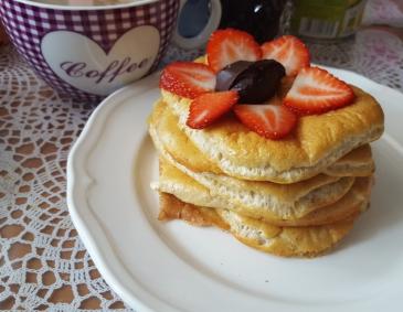 Pancakes mit Schokoladencreme und Erdbeeren Pancakes mit Schokoladencreme und Erdbeeren