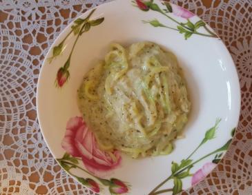 Zucchininudeln in Knoblauch-Käse Sauce Zucchininudeln in Knoblauch-Käse Sauce