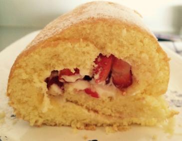 Erdbeer-Biskuitroulade Erdbeer-Biskuitroulade