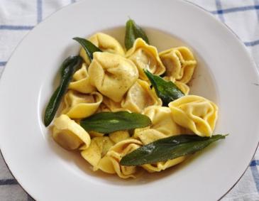 Tortellini mit Spinat-Käse-Füllung und Salbeibutter Tortellini mit Spinat-Käse-Füllung und Salbeibutter