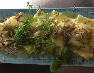 Ravioli mit Topfenkäsefüllung und weissem Trüffel Ravioli mit Topfenkäsefüllung und weissem Trüffel