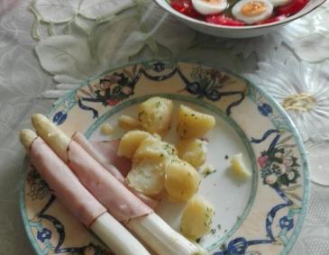 Weißer Spargel im Schinken-Morgenmantel Weißer Spargel im Schinken-Morgenmantel