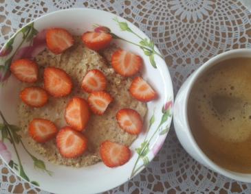 Haferbrei mit Mohn und Erdbeeren Haferbrei mit Mohn und Erdbeeren