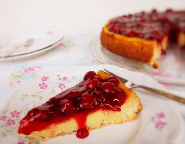 Veganer Topfenkuchen mit Kirsch-Topping Veganer Topfenkuchen mit Kirsch-Topping