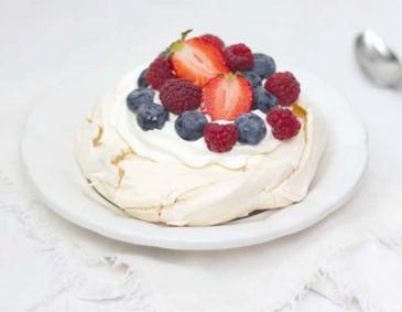 Mini-Pavlovas mit Beeren Mini-Pavlovas mit Beeren
