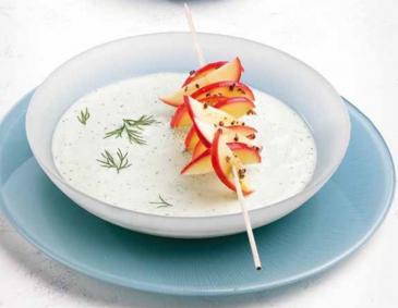 Kalte Gurkensuppe mit Apfelspießen