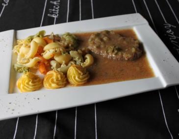 Rindsschnitzel in Gurkerlsoße Rindsschnitzel in Gurkerlsoße