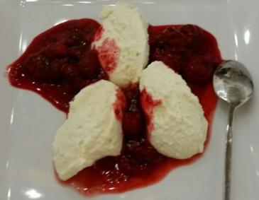 Vanilleeis mit heißen Himbeeren Vanilleeis mit heißen Himbeeren