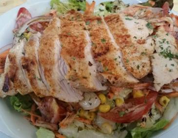 Putenbrust Salat mit Joghurtdressing Putenbrust Salat mit Joghurtdressing