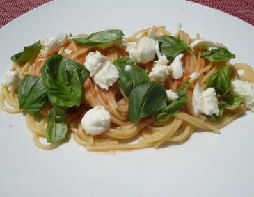 Spaghetti mit roher Tomatensauce Spaghetti mit roher Tomatensauce