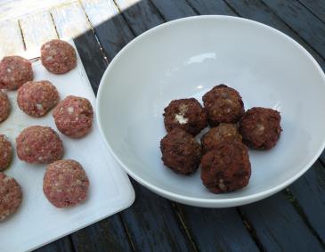 Fleischbällchen mit Büffelmozzarellafüllung Fleischbällchen mit Büffelmozzarellafüllung